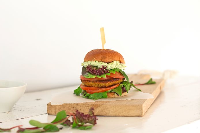 Quinoaburger met munt en avocadospread