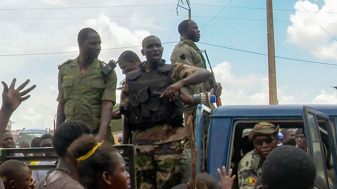 Malinese soldaten worden onthaald door de bevolking bij aankomst in een militair kamp in in garnizoensstad Kati, vlak bij de hoofdstad Bamako. Beeld van eerder deze maand.