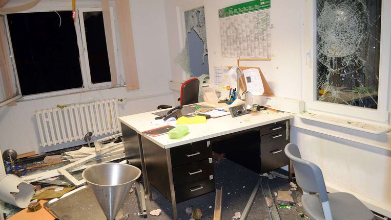 Een vernield kantoor in het registratiecentrum voor asielzoekers in het Duitse Suhl. Hier ging op 19 augustus een groep asielzoekers met elkaar en de politie op de vuist uit woede over een vernielde koran. Elf asielzoekers en drie politieagenten raakten gewond, en zes politieauto's raakten beschadigd. Beeld afp