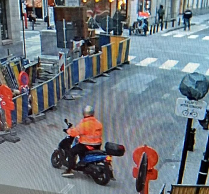 Terrorist Abdesalem Lassoued werd gefilmd op zijn scooter op 16 oktober 2023, de dag dat hij een dodelijke aanslag pleegde op twee Zweedse supporters.