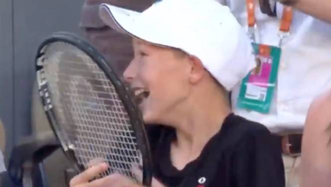 Jonge fan krijgt na Roland Garros-finale racket van Djokovic, zijn reactie gaat de wereld rond