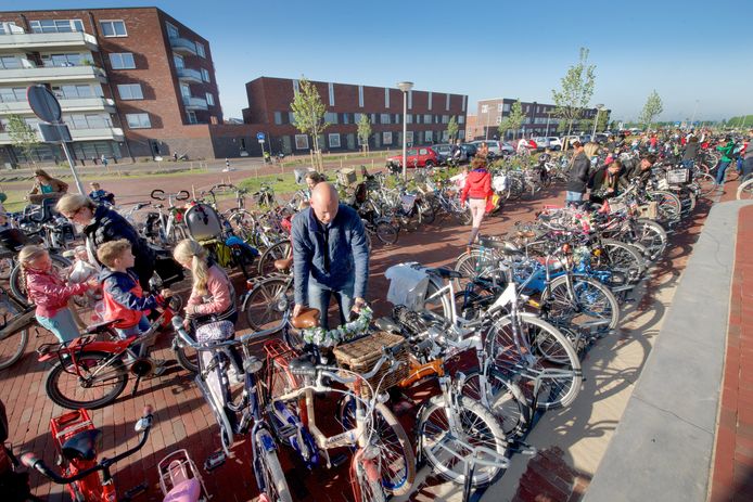 Fietsenstalling bij MFC Omnibus in Schuytgraaf. Nu basisschool Confetti naar een andere locatie verhuist, wordt het ruimtegebrek voor de achterblijvende scholen in de MFC minder.