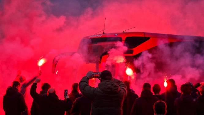 Fans zwaaien FC Twente met fakkels en vuurwerk uit voor uitwedstrijd tegen Willem II