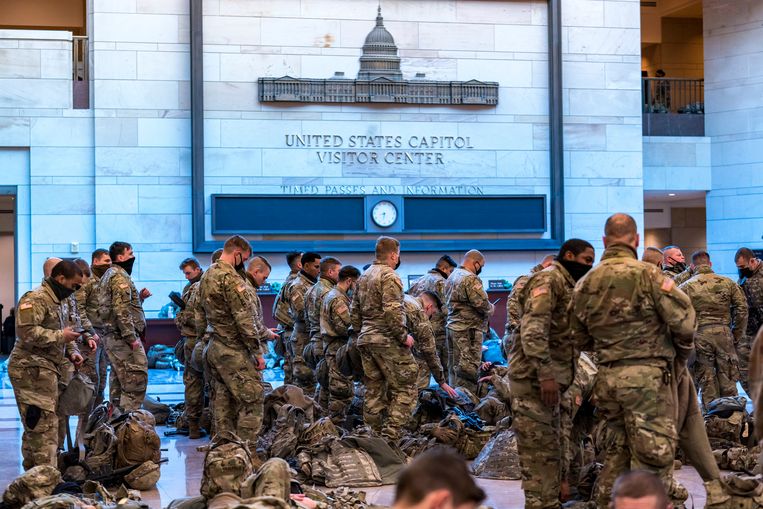 Honderden leden van de National Guard in het Capitool. Na de bestorming vorige week, waarbij de ordediensten overrompeld werden door Trump-aanhangers, wordt niks aan het toeval overgelaten. Beeld AP