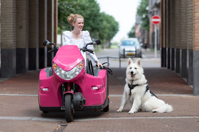 Er kwam hulp uit onverwachte hoek en daardoor kan Elianne nu in een roze pendel rijden.