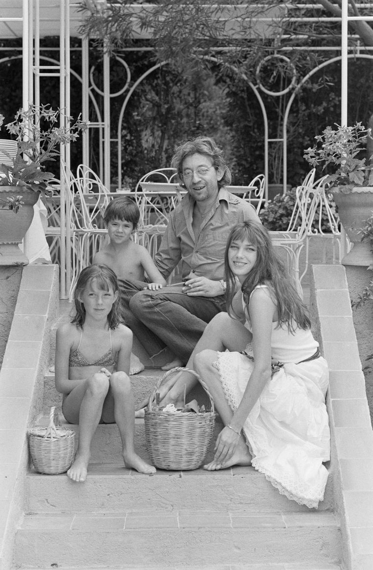 Familiekiekje uit 1977: Kate Berry en daarboven Charlotte Gainsbourg, Serge Gainsbourg en Jane Birkin.  Beeld Sygma via Getty Images