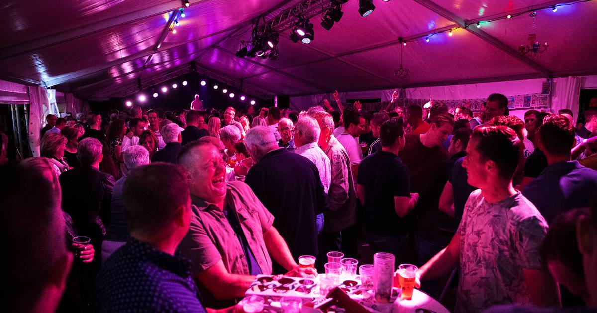 Gastel viert feest in kermistent, dankzij QRcode Cranendonck, Heeze