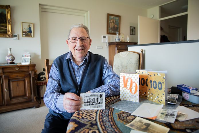Eeuweling Theo Hermans met een foto van het allereerste transportmiddel van zijn vader: paard en wagen.