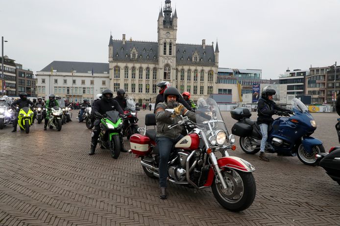Eerder verzamelden zich meer dan 1300 bikers op de Grote Markt van Sint-Niklaas, als eerbetoon aan Dean.