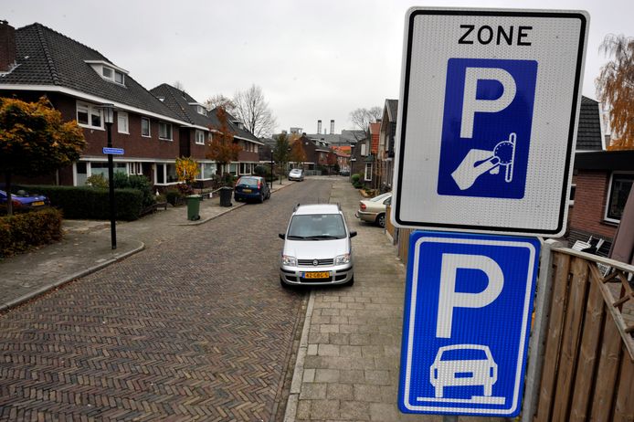 Parkeerregulering in de vorm van blauwe zones en parkeervergunningen moet overlast voor bewoners rondom de binnenstad en Hart van Zuid tegengaan. Ondanks nieuwe lagere parkeernormen die daar gaan gelden.