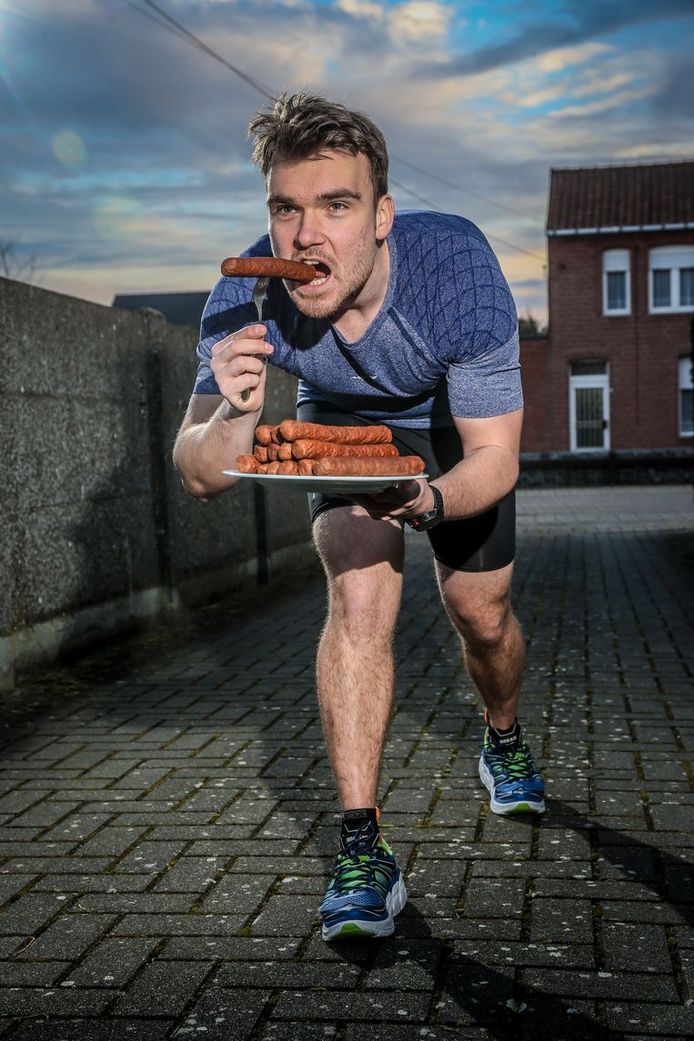 Een biceps om u tegen te zeggen en beenspieren die niet misstaan in de fitnesszaal: Rik Nauwelaerts is meer dan alleen een 'eetatleet'.