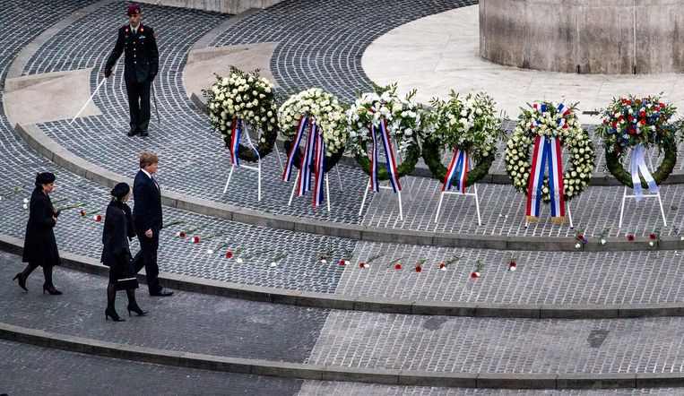 Koning Willem-Alexander en koningin Maxima leggen een krans op de Dam tijdens de nationale dodenherdenking. Beeld anp