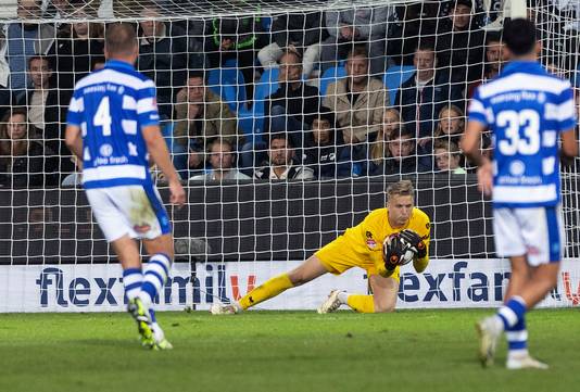 Il portiere Theis Janssen guarda durante la partita De Graafschap Roda GC.  -Fotografo: Theo Cook