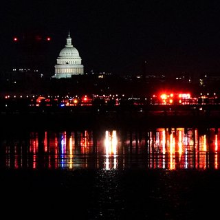 Aeroportul Washington închis după prăbușire • Operațiunea de salvare îngreunată de frig   