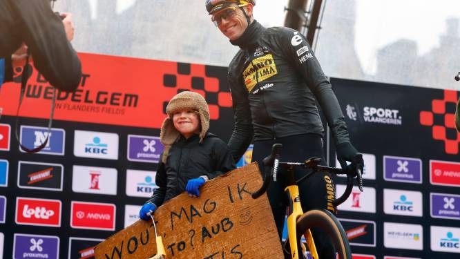Zie hem glunderen: kleine Otis (8) mag het podium op met idool Wout Van Aert
