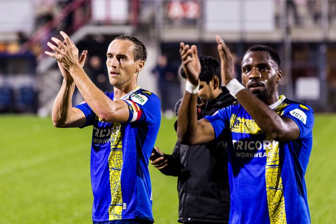 Freek Heerkens (links) en Elton Kabangu: twee van de Willem II-spelers wiens aflopende contract formeel is opgezegd.