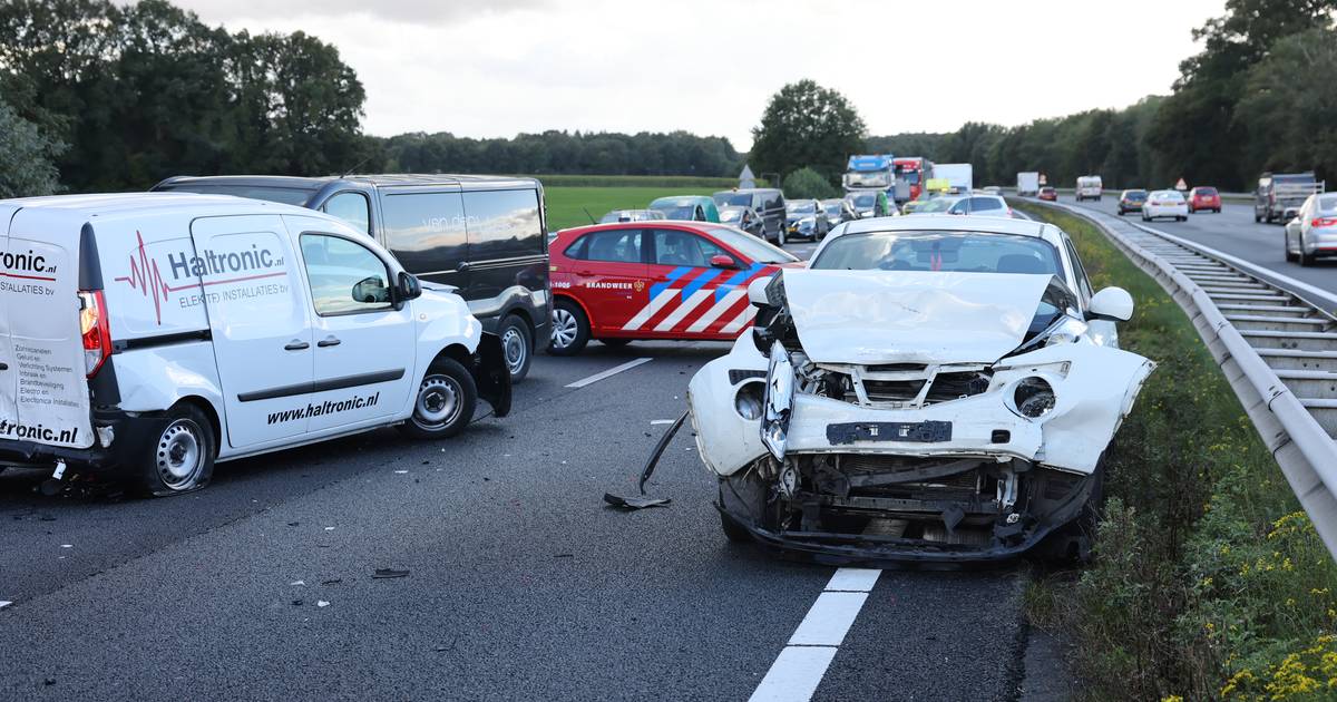Chaos op A28 weer voorbij na kettingbotsing bij ’t Harde.