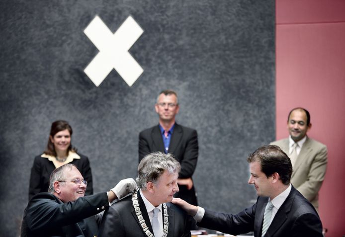 Als waarnemend burgemeester van Amsterdam overhandigde Lodewijk Asscher de nieuwe burgervader van de hoofdstad, Eberhard van der Laan, in juli 2010 de ambtsketting.