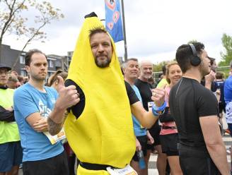 Waarom ‘banaan-man’ Ken (44) de benen uit zijn lijf loopt: “Als twintiger kreeg ik te horen dat ik nooit meer zou kunnen sporten, en zie nu”