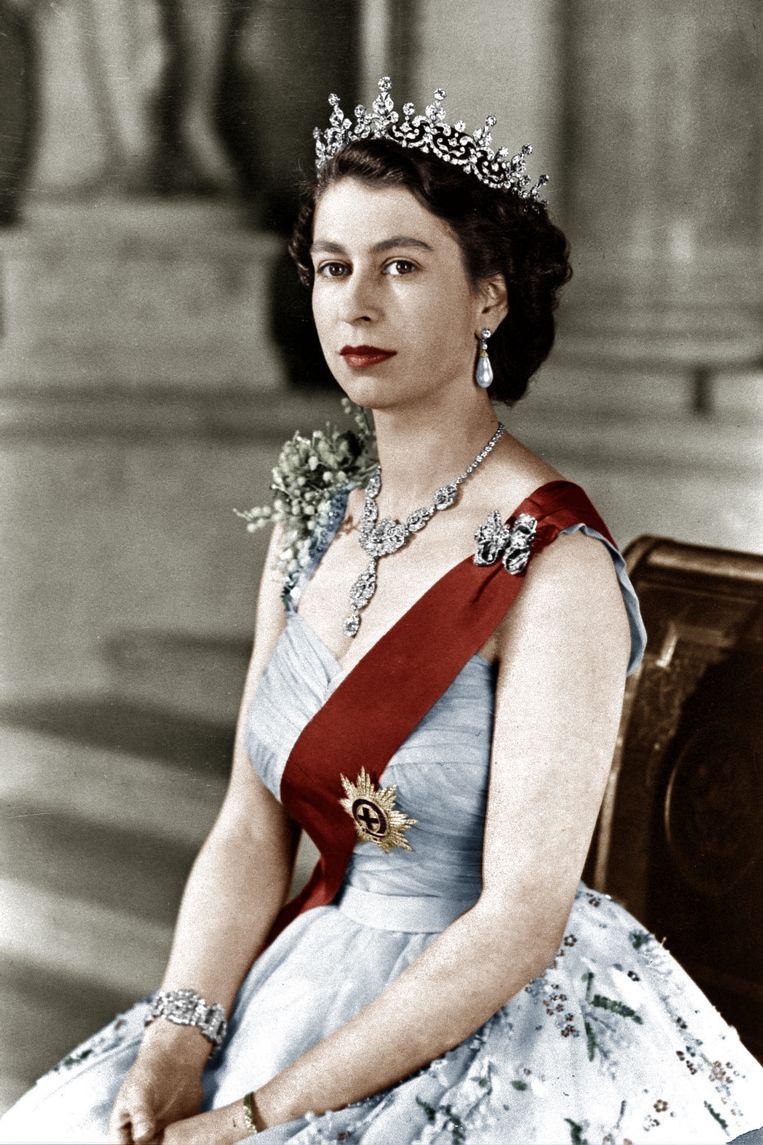 Een staatsieportret van koningin Elizabeth II. Op 6 februari 1952 volgde ze haar vader, koning George, op. Beeld 