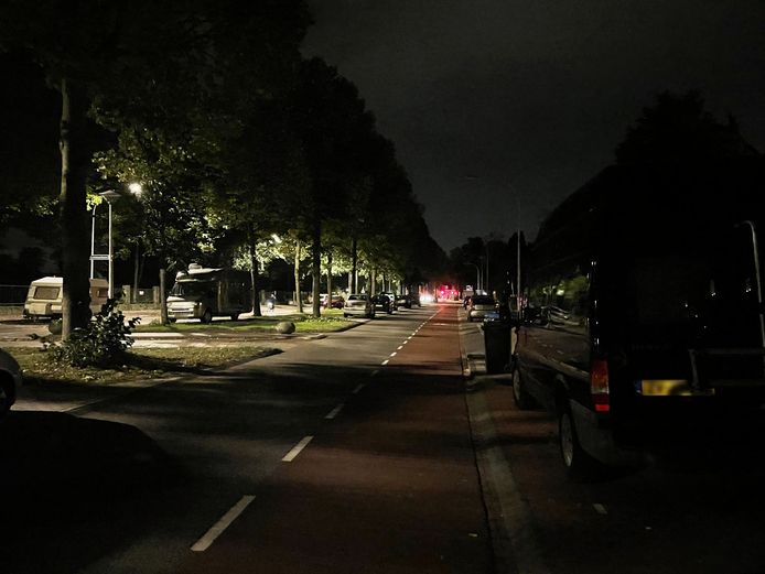 Vanwege een grote stroomstoring zitten zo'n duizend Deventer huishoudens donderdagavond in het donker. De ene helft van de Ceintuurbaan is verlicht, de andere helft niet.