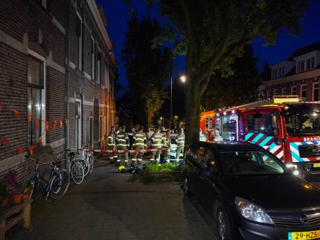 Bewoners vluchten via dak na vermoedelijke brandstichting; huis onbewoonbaar