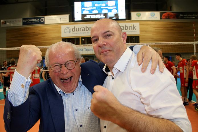 Mathi Raedschelders, hier met coach Joel Banks na het behalen van de titel in Roeselare, was 35 jaar voorzitter van Maaseik.
foto VDB / BART VANDENBROUCKE
