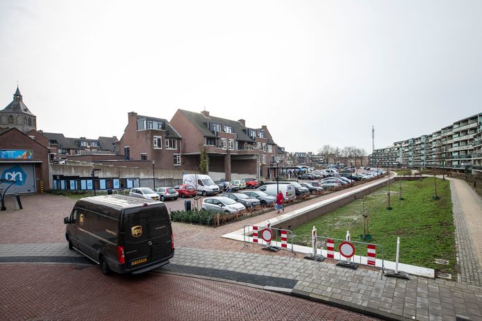Tot vijf keer toe belandde een auto vanaf de weg in de wadi voor ouderencomplex De Walgaarden in Oldenzaal.