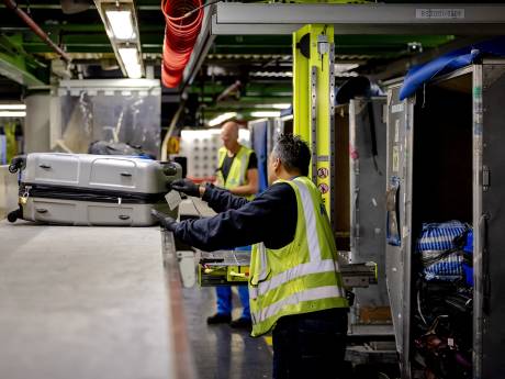 Boete tot 65.000 euro dreigt voor bagageafhandelaars op Schiphol: ‘Gezondheid medewerkers in gevaar’