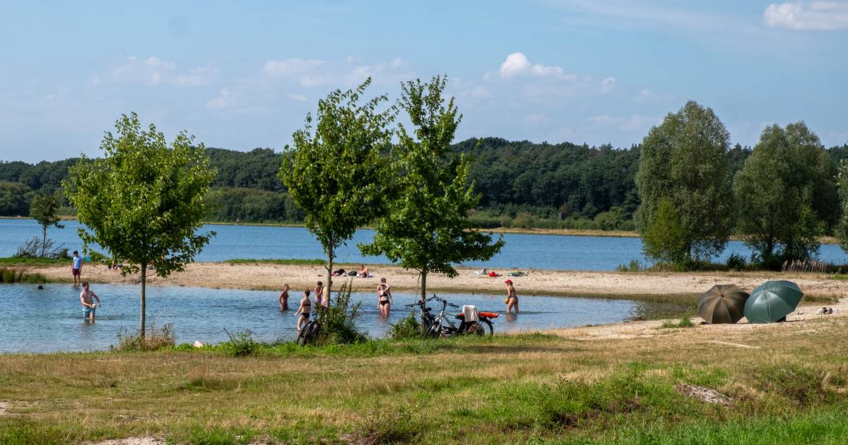 Op het strand liggen aan deze plas? Dat mag, maar zwemmen is verboden