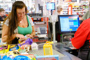 Stacy de Bruin rekent haar boodschappen af.