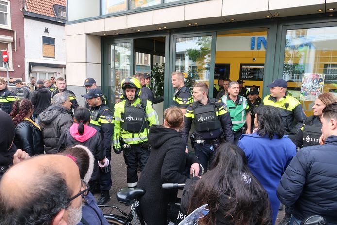 Verdachte situatie in Pathé in centrum Den Haag. Veel politie uitgerukt.