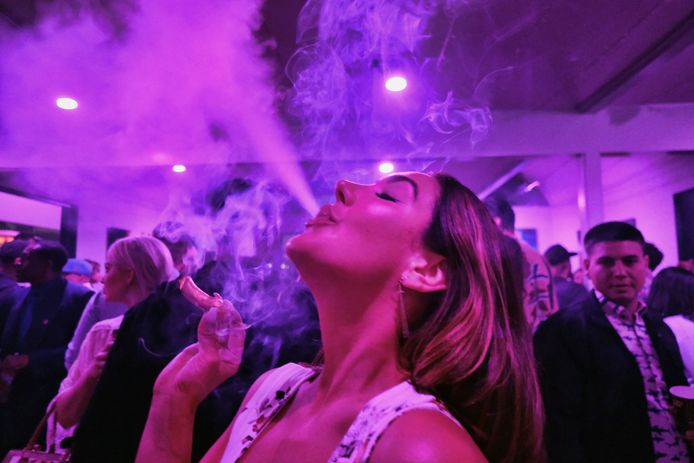 Een vrouw geniet van een jointje tijdens een feestje in een chique wijk van Los Angeles, Californië. (20/04/2019)