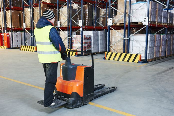 De stagiair verloor zijn tenen tijdens het werken met een elektrische pallettruck. Foto ter illustratie.