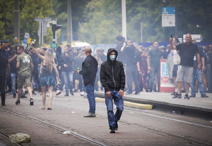Sommige betogers trokken de stad in en zochten de confrontatie met de politie bij het Centraal Station.