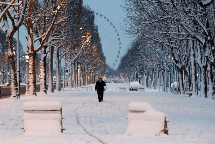 De ondergesneeuwde Champs-Elysées.