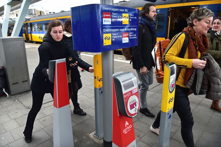 Reizigers checken uit op een perron in Station Arnhem Centraal. Daar is na dinsdag bij de NS geen ov-chipkaart meer voor nodig. Beeld Marcel van den Bergh / de Volkskrant