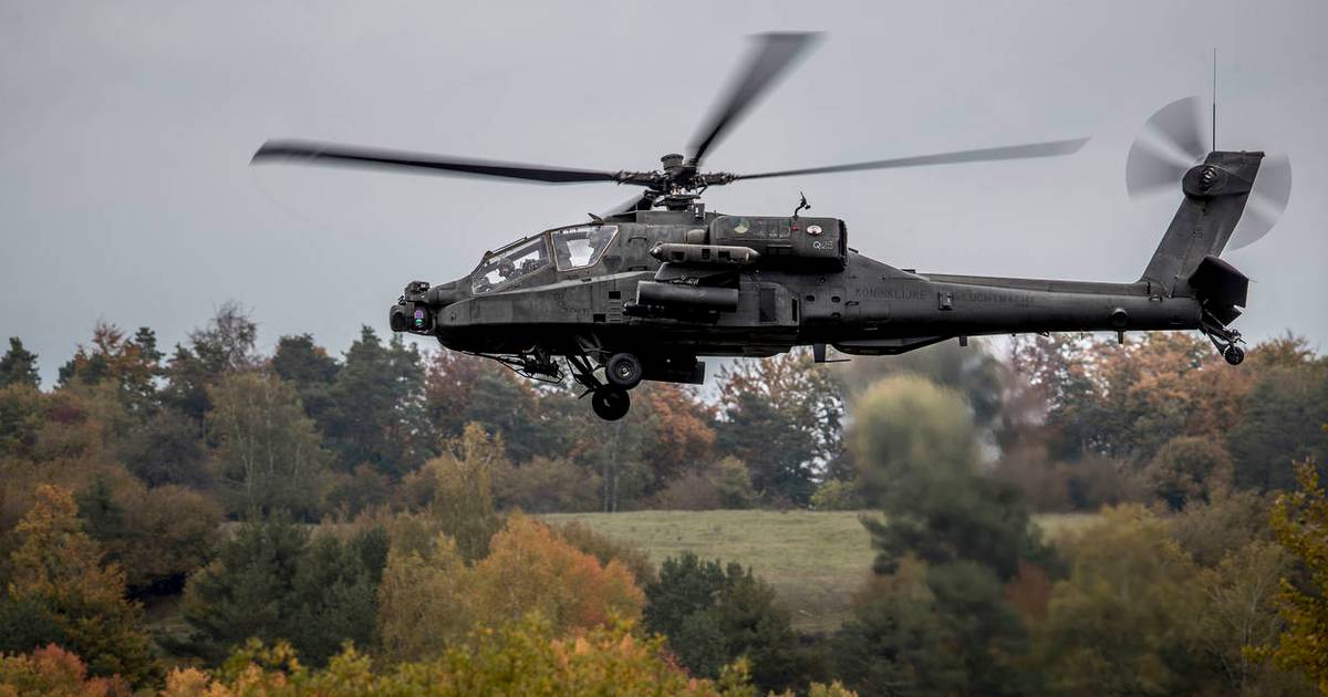 Apaches vliegen laag boven de regio