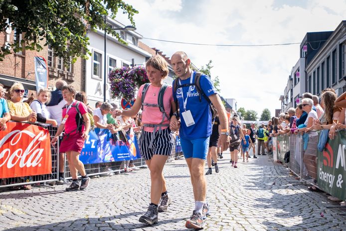 Sfeerbeeld van de aankomst van de 50ste Dodentocht in 2019