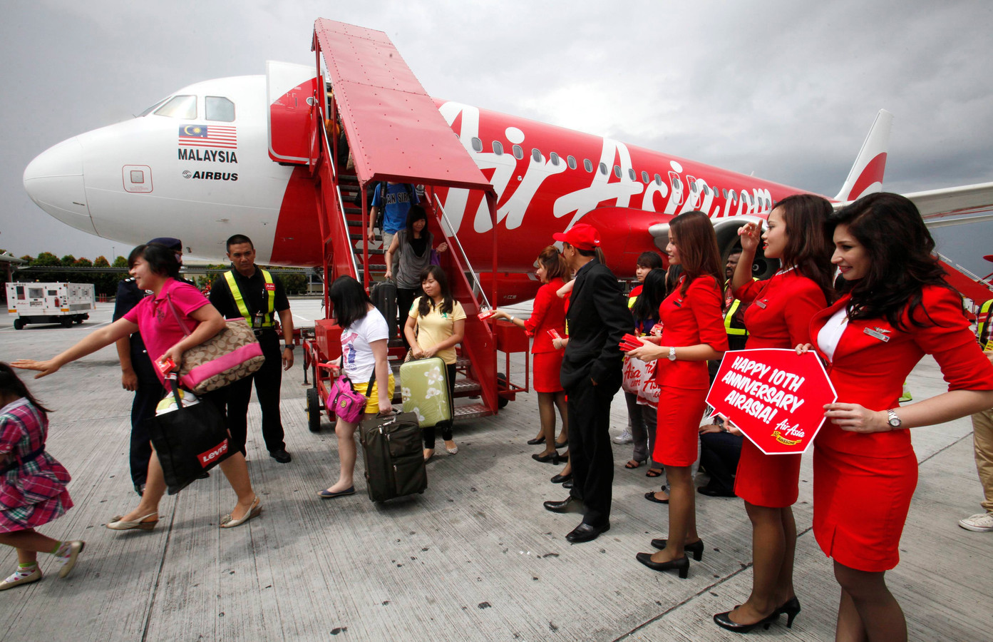 Самуи прямые рейсы. Kingfisher Airlines стюардессы. AIRASIA X авиакомпания. AIRASIA самолеты. Air Asia салон.