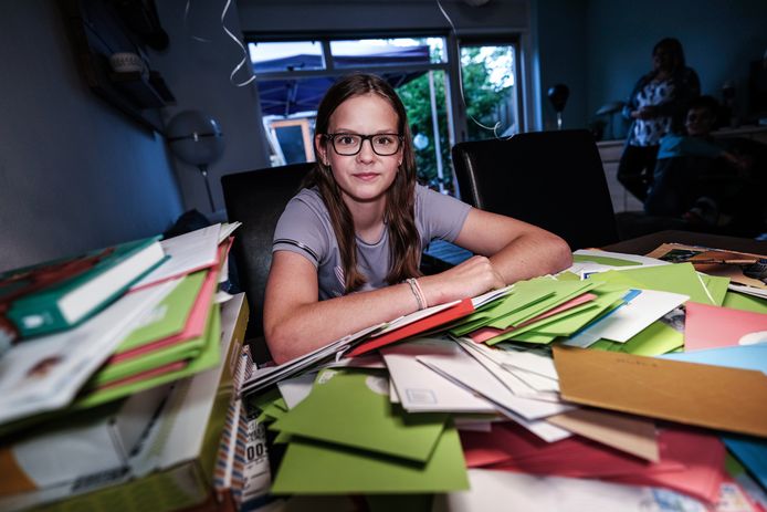 Jolie van Rooden is overspoeld met kaartjes en ballonnen nadat ze te horen kreeg dat ze een tumor in haar hoofd heeft.