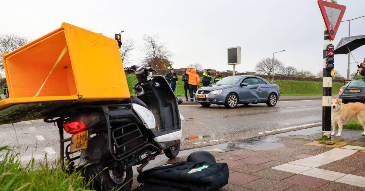 Omstanders krijgen gratis pizza na aanrijding pizzabezorger.