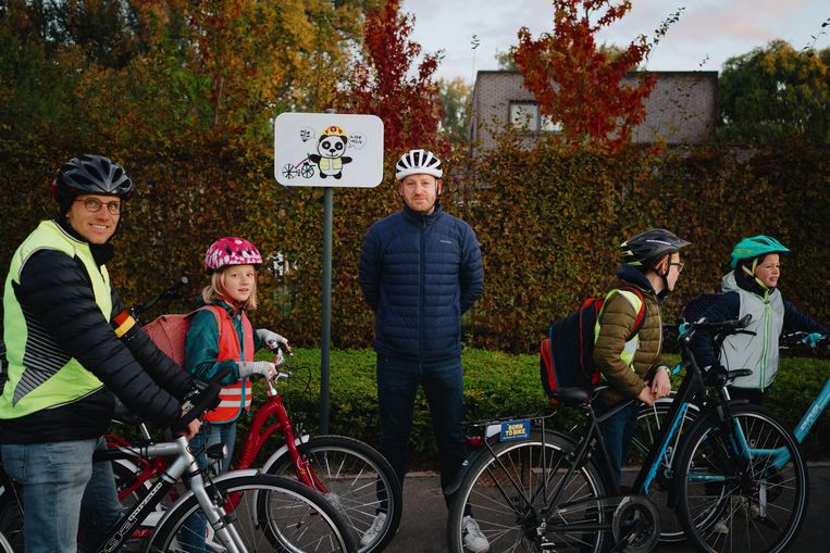 De 'fietsbus' in Lendelede verzamelt om samen naar school te rijden. Beeld Wouter Van Vooren