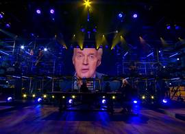 André van Duin roert kijkers tot tranen met muzikale ode aan Martine Bijl