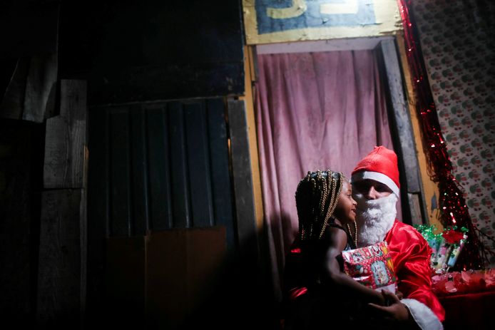 De kerstman verraste de kinderen met cadeautjes en voedselpakketten.