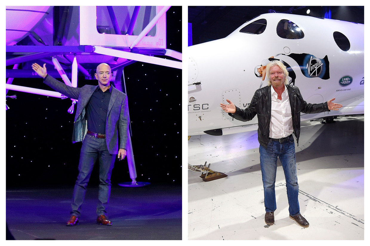 Jeff Bezos (links) met een model van Blue Origin’s Blue Moon maanlander en Richard Branson met de toeristenraket SpaceShipTwo van Virgin Galactic. Beeld AP