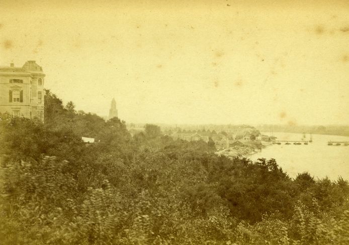 Zicht op Arnhem met links de villa De Kraton aan de Utrechtsestraat in nog de  oorspronkelijke bouwvorm. De foto is in 1890 gemaakt. Foto: Brainich & Leusink, Gelders Archief nr. 1583 - 18874.