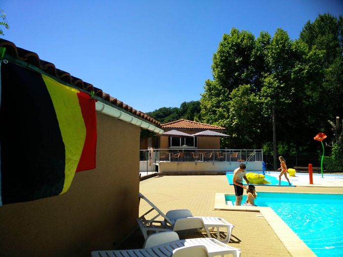 De familie Missiaen-De Bruyne heeft het zwembad op de camping in Cahors al ingepalmd.