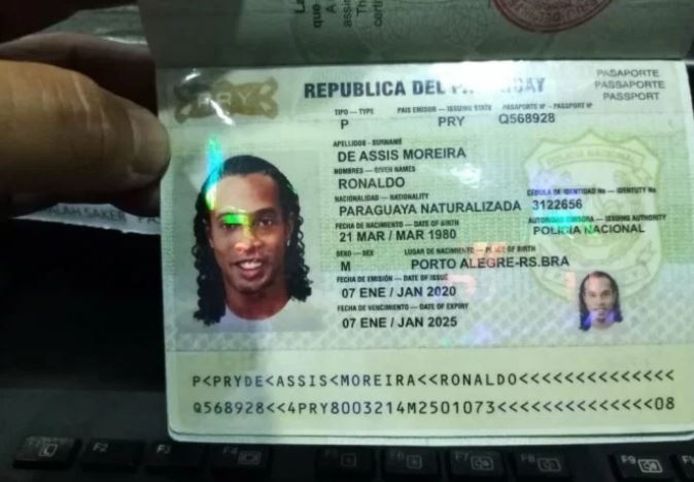Het bewuste paspoort dat Ronaldinho toonde aan de Paraguayaanse douane.