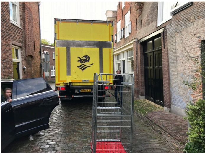 Vrachtverkeer zorgt soms voor wat overlast in de Drietrompetterstraat in de vesting Heusden. Volgens de gemeente is dat niet altijd te voorkomen. 'We zijn in overleg'.